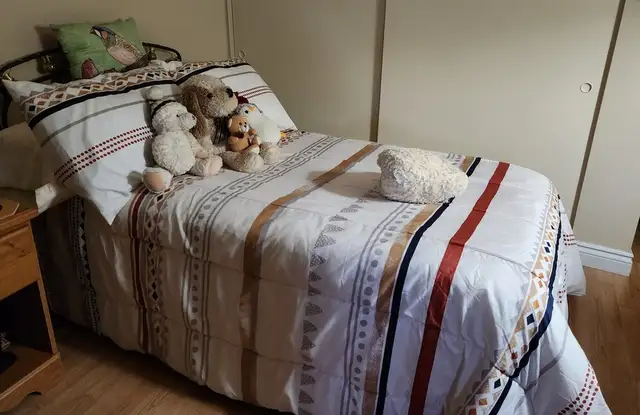 Lit simple in Beds & Mattresses in Québec City - Image 3