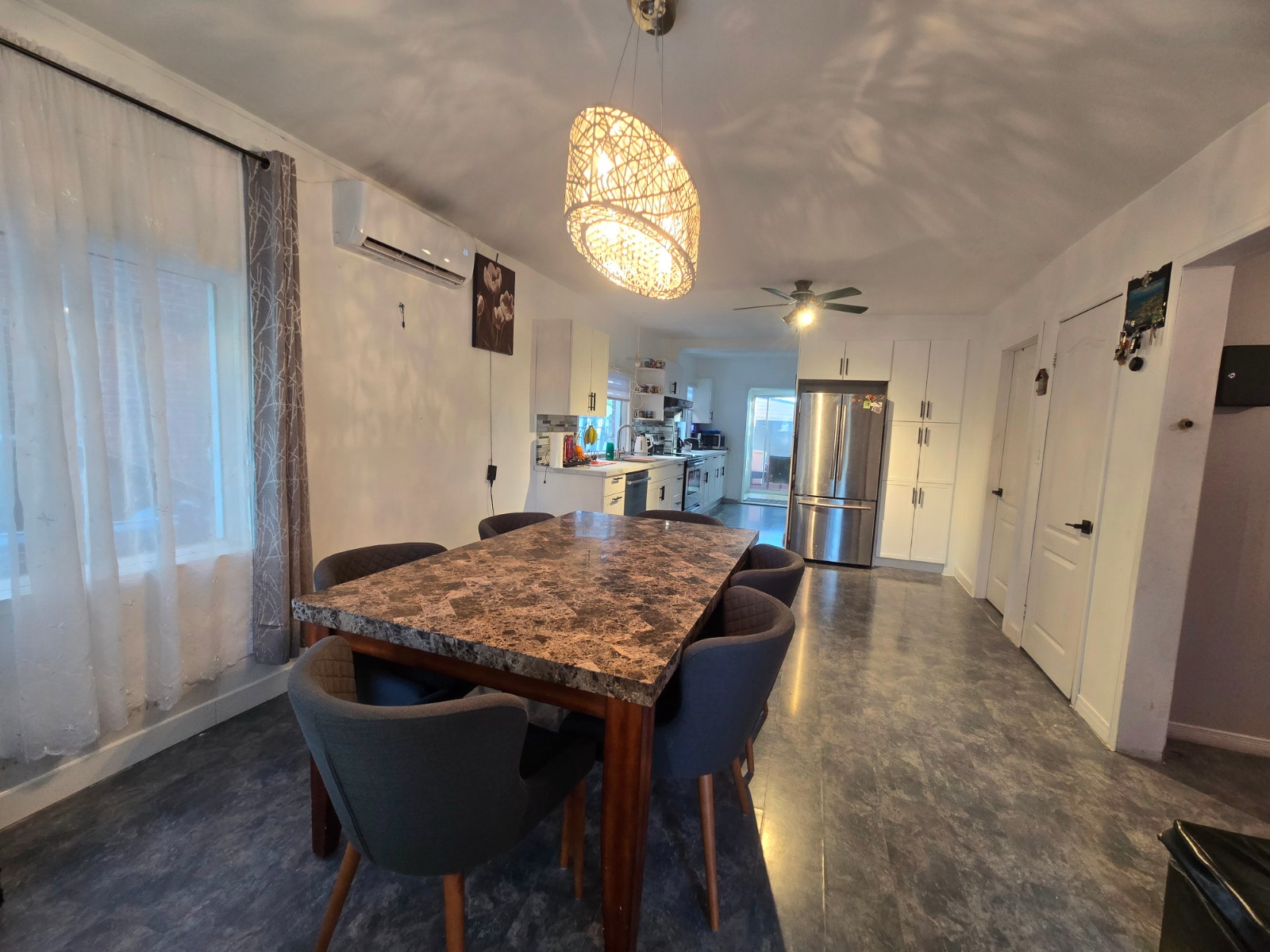 APARTEMENT À LOUER AVEC SOUS-SOL,  COUR, STATIONNEMENT — photo 2