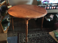 Round oak dining table w/2 chairs