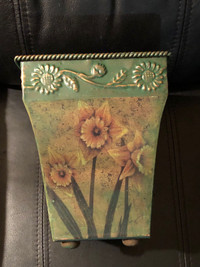  Tin daffodil planter pot in excellent condition