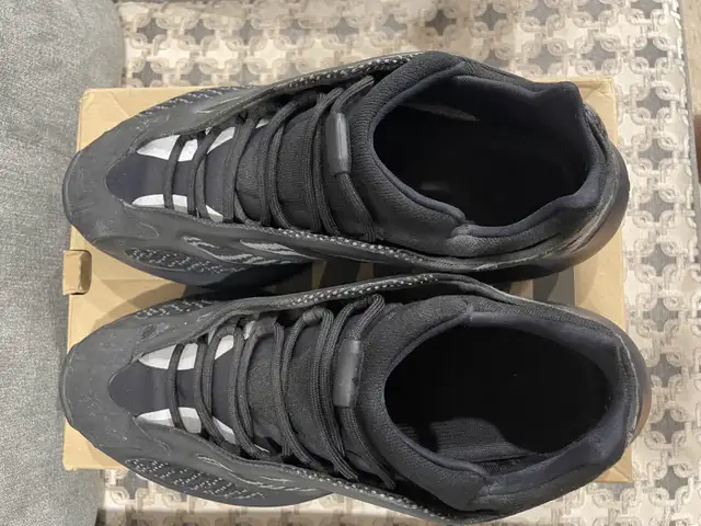 Adidas Yeezy 700 V3 Alvah - Size 11.5 in Men's Shoes in Mississauga / Peel Region - Image 3