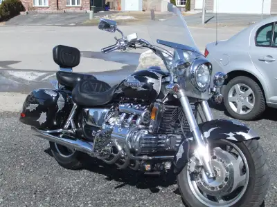 Honda Valkyrie 1540 cc motorcycle ($3000 custom one of a kind paint job). Bike is situated in Bonfie...