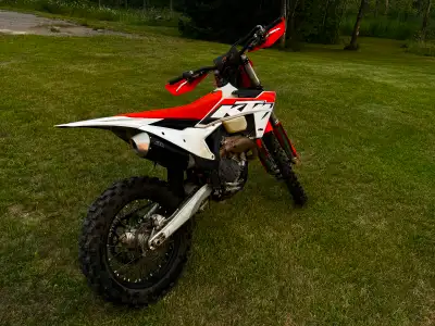 Great condition 2023 XCF 2023 250 Regular oil changes Swapped out rear spring and had suspension adj...