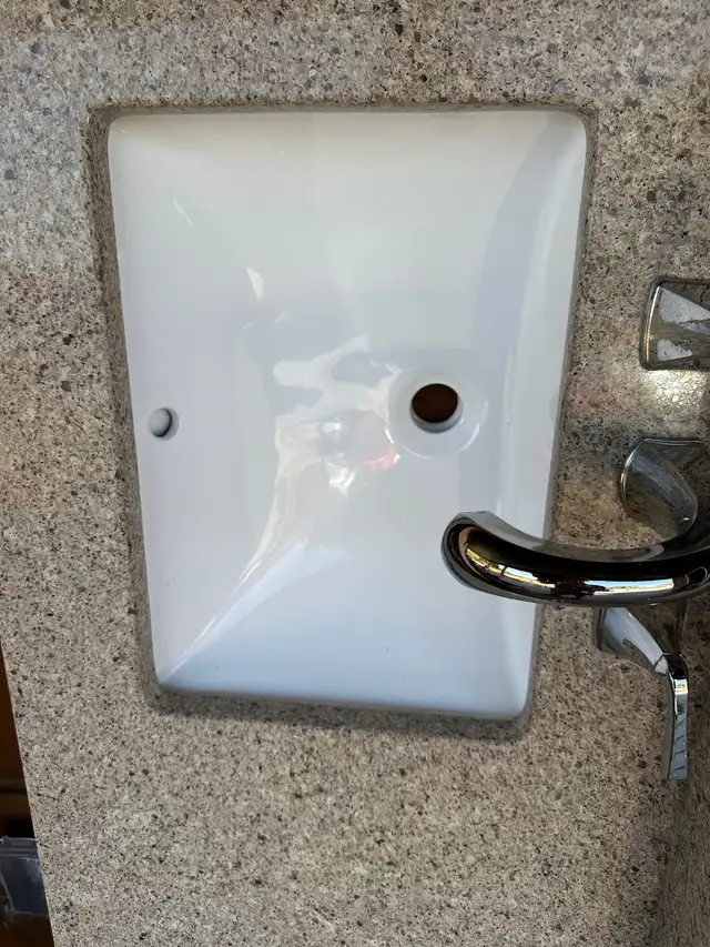 Quartz bathroom countertop (5') plus double sinks in Cabinets & Countertops in Gatineau - Image 5