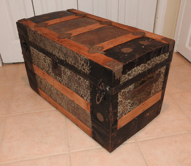 Antique embossed metal steamer  trunk in Arts & Collectibles in Ottawa - Image 4
