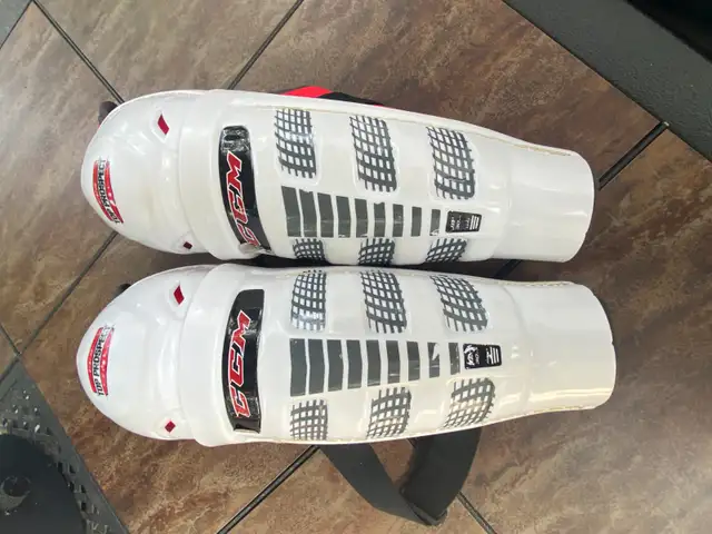 Youth hockey equipment in Hockey in Edmonton - Image 9