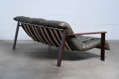 A standout of 1970s Brazilian modernism, this MP-129 sofa by Percival Lafer offers the perfect blend...