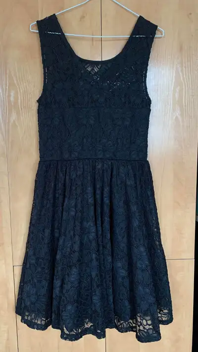 Robe noire dentelée MEDIUM portée 1 fois COMME NEUVE – DISPO À L, View more