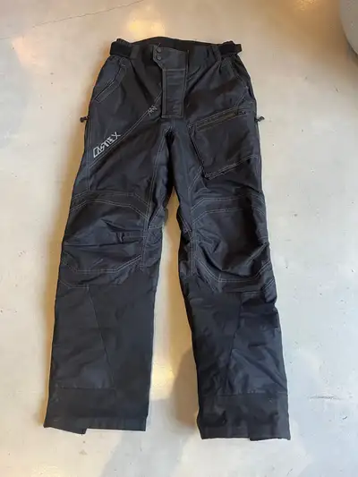 Pantalon de Skidoo CASTLE X de très bonne qualité pratiquement neuf. Grandeur Small mais assez grand...
