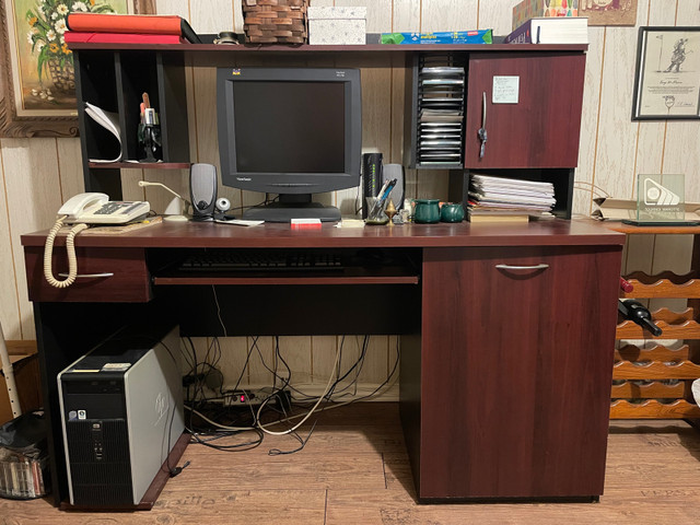 Meuble et chaise d'ordinateur dans Bureaux  à Victoriaville