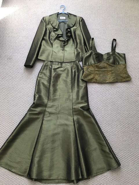 Beautiful Women's 3pc, Jacket, top, and skirt, size 10 in Women's - Dresses & Skirts in Markham / York Region