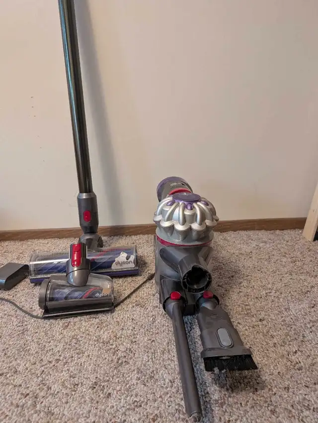 Almost new Dyson V8 Cordless Vacuum 180 obo in Other in Strathcona County - Image 6