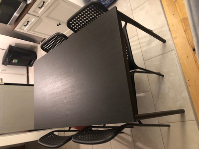 **Table IKEA SANDSBERG noire + 4 chaises – 130 $**, View more