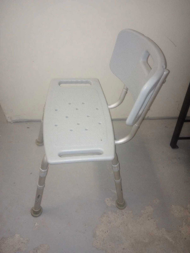 Bath / Shower Chair / Seat / Height Adjustable Legs / Good Condi in Health & Special Needs in Kawartha Lakes - Image 3