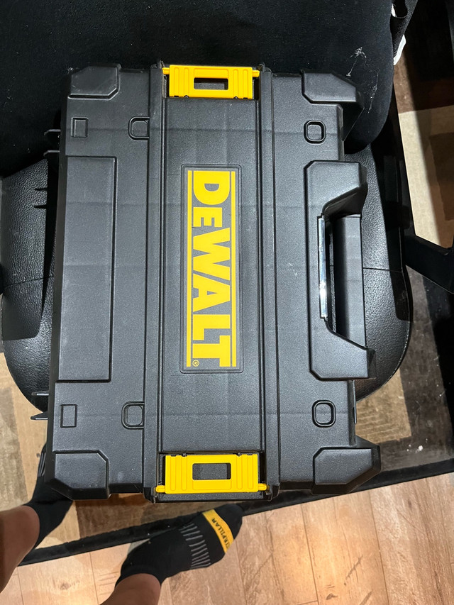 dewalt cordless 12 volt lazer kit in Power Tools in Barrie