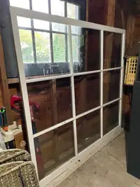 Grande fenêtre en bois
