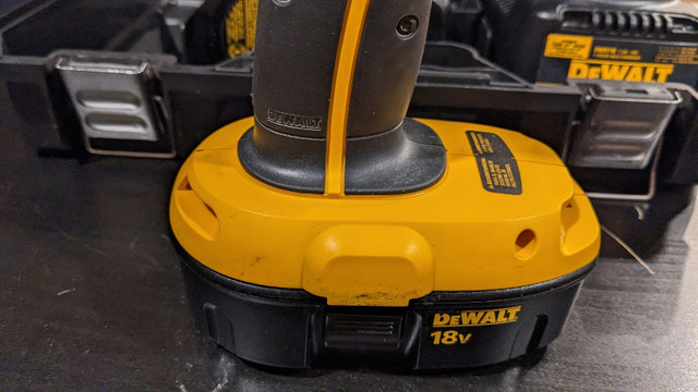 DeWALT DC725 18V 1/2" Cordless Hammer Drill + 2 batteries in Power Tools in City of Toronto - Image 3