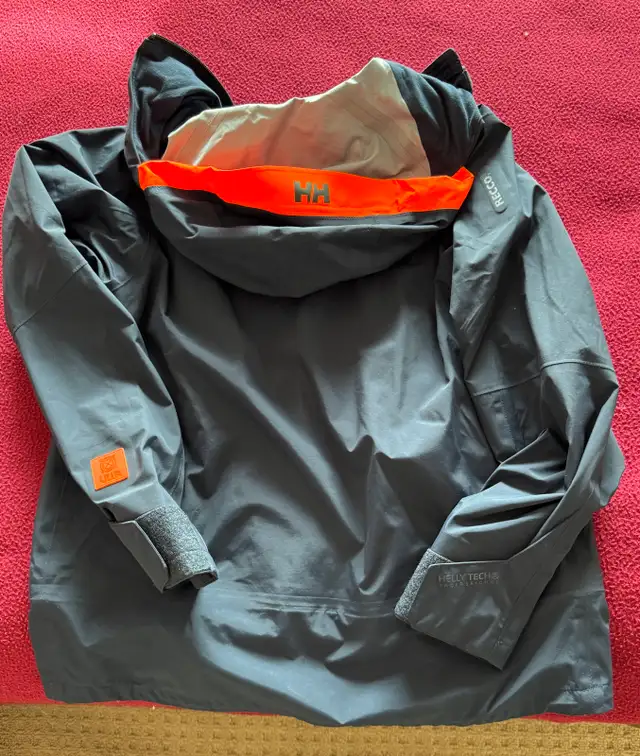 Helly Hansen Sogn 2.0 winter shell jacket. Men’s medium. in Ski in Calgary - Image 3