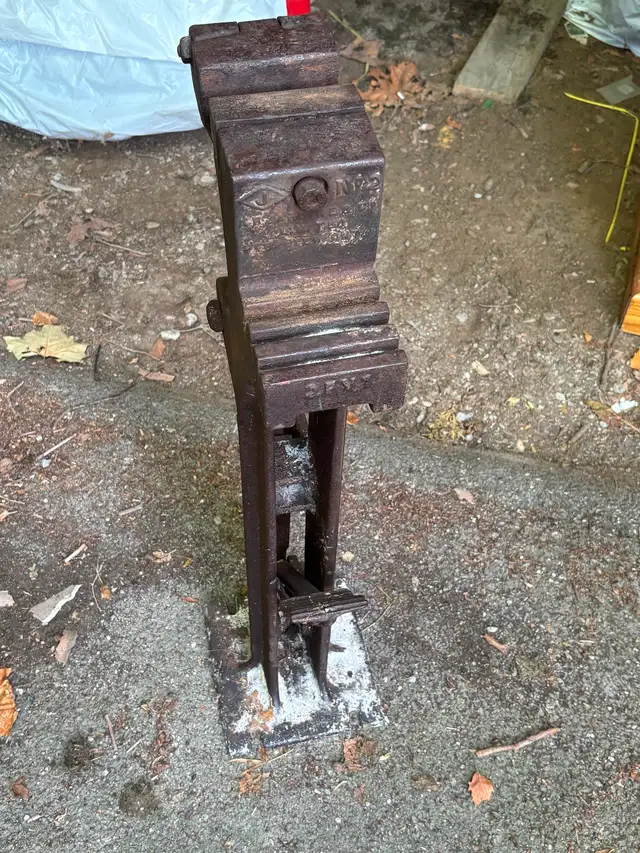 Vintage A B Jardine Farrier number 2 foot vise circa 1870 in Arts & Collectibles in Hamilton - Image 5
