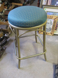 HEAVY DUTY METAL BASE CASINO BAR VLT STOOL $30. VINTAGE