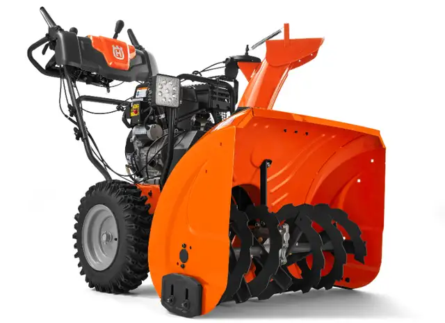 ST 230 Snow Thrower in Snowblowers in Oshawa / Durham Region - Image 2