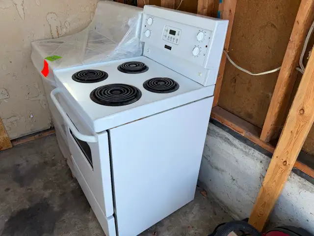 24 inch Frigidaire apartment size stove in Stoves, Ovens & Ranges in Barrie - Image 4