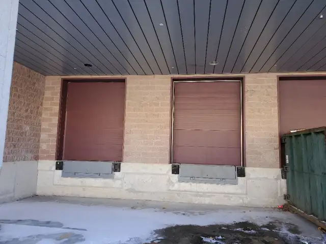 Private warehouse with a loading dock in Commercial & Office Space for Rent in City of Toronto - Image 2