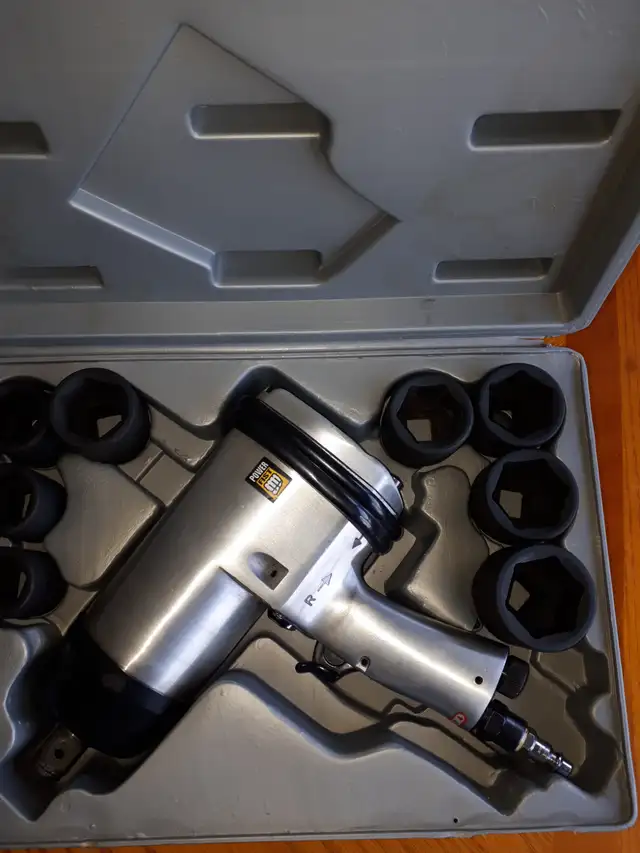 3/4" Air Impact Wrench With 8 Sockets in Power Tools in Renfrew - Image 4