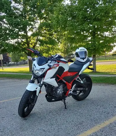 Hi, I'm Selling my Beautiful 2015 Honda cb300f. White Pearl sparkly factory paint looks Gorgeous in...