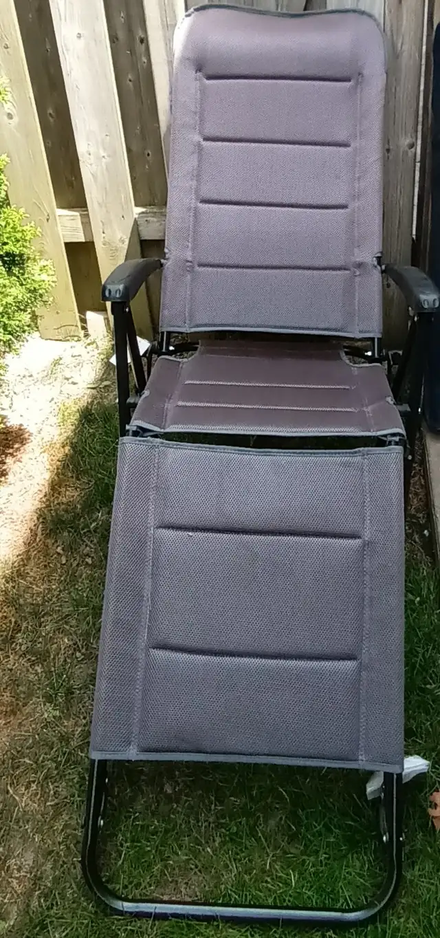 NEW SUNNYFEEL Garden Camping Deck Chair Folding with Footrest in Patio & Garden Furniture in London - Image 8