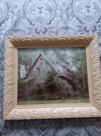 Vieux cadre avec photo de maison