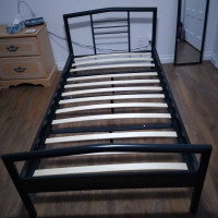 Lit simple comme neuf + matelas 100$