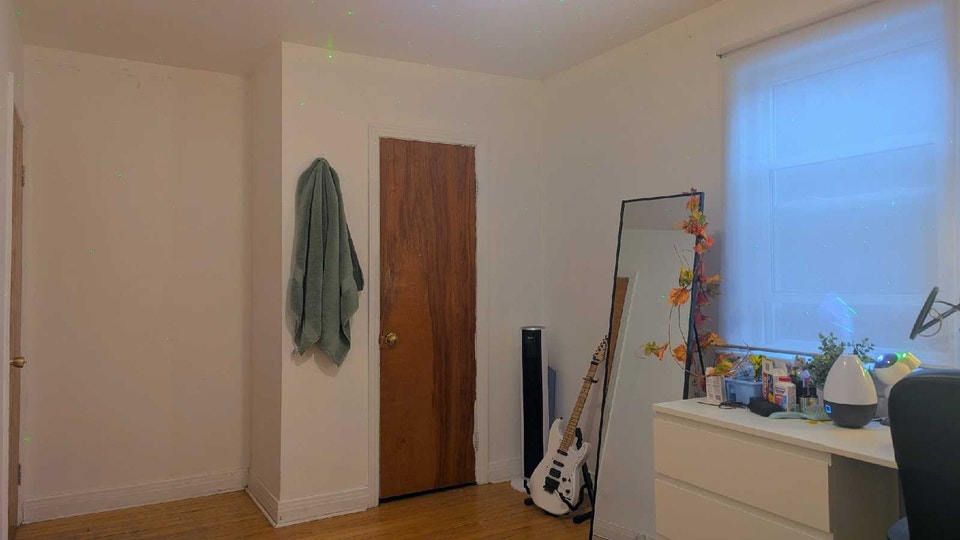 Spacious room walking to u of o All in- Nov 1st 4