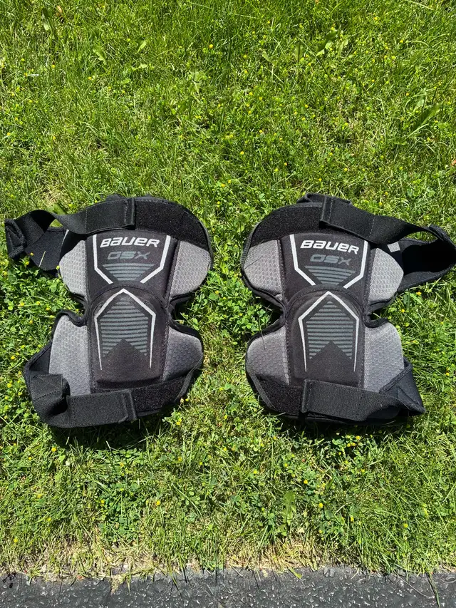Bauer GSX youth/junior knee pads in Hockey in Hamilton - Image 2