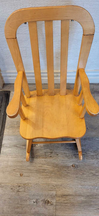 Chaise berçante enfant en bois