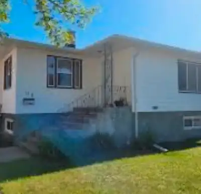Spacious South Side 2 bedroom unit Available End of August