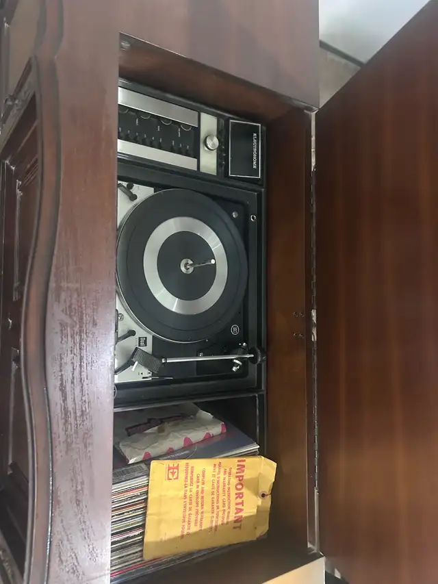 Westinghouse antique stereo console in Hutches & Display Cabinets in London - Image 7