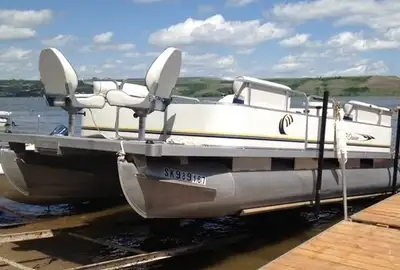 Beautiful and pristine 20 foot fishing model pontoon boat with live well. Boat used under 60 hours....