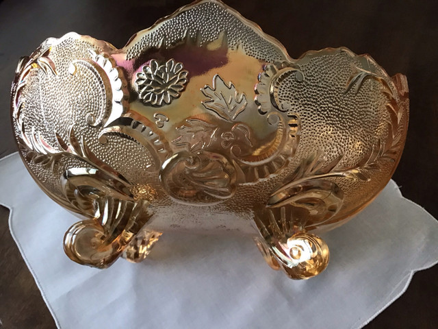 Carnival Glass Bowl in Kitchen & Dining Wares in St. Catharines - Image 2