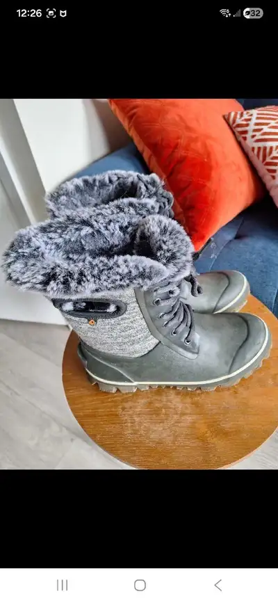 BOGS Women's Winter Boots Size 8, View more