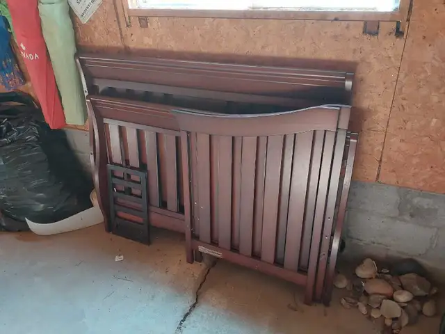 Delta Convertible Crib in Cribs in Pembroke - Image 3