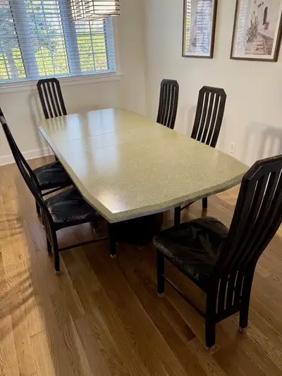 Table en bois massif et 6 chaisesLongueur: 2,13m, View more