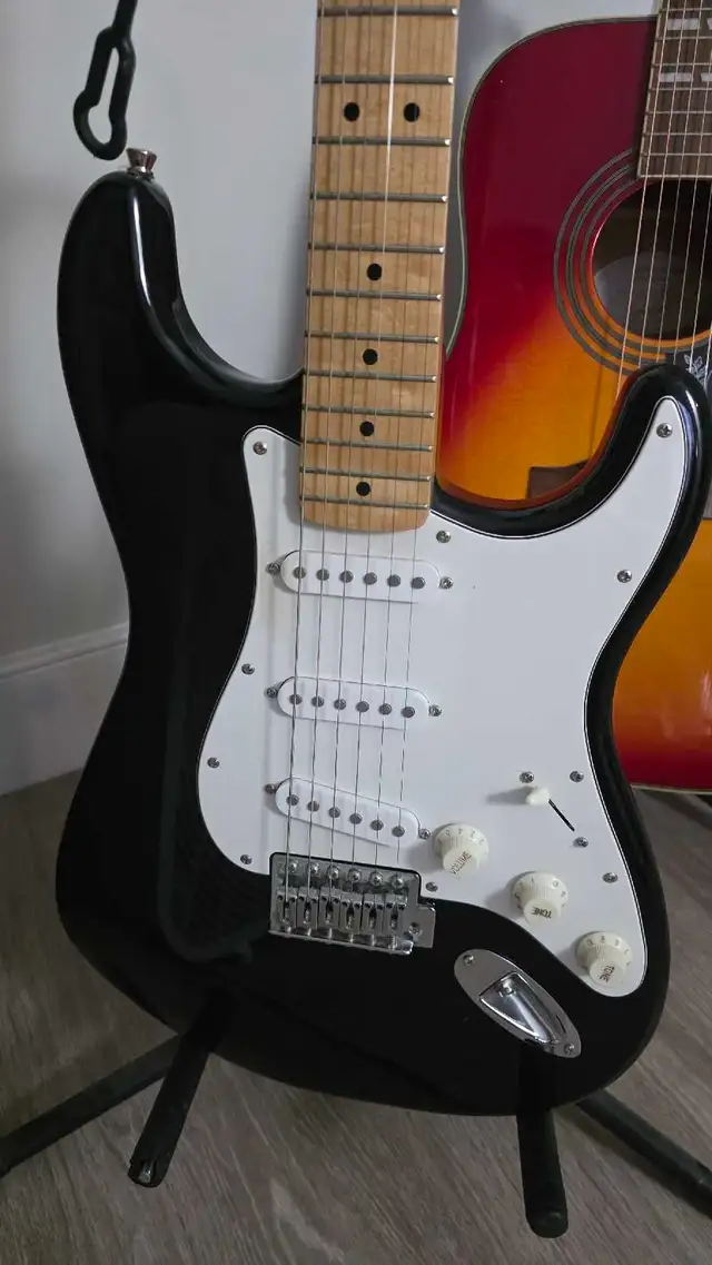 Fender Starcaster Electric Guitar and Amplifier in Guitars in London - Image 3