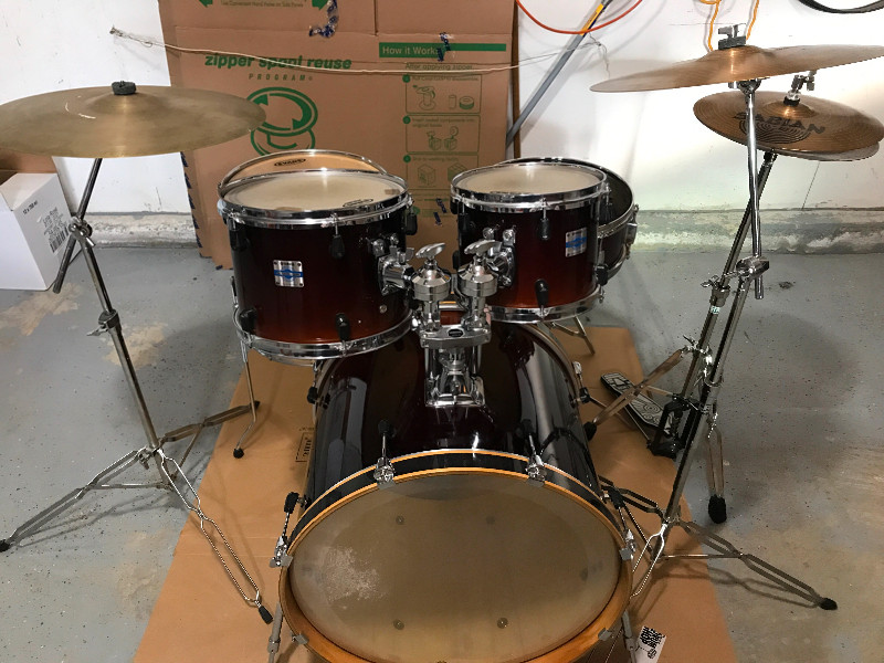Drum kit 5 Pce w/ cymbals. Stands. Throne. Drums & Percussion