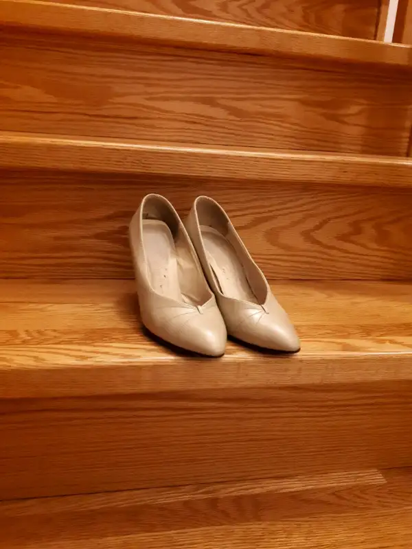 Classic high heel pump (size 7.5) in Women's - Shoes in Edmonton - Image 7