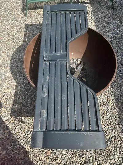 Gooseneck/fifth wheel tailgate for 99-07 Chevy/gmc trucks. In working condition. Asking 75.00 Call o...
