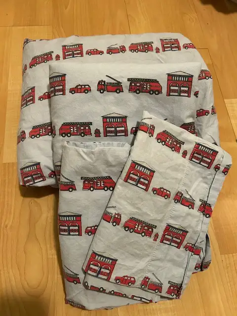 Twin sheet set $15, 2 pillowcases, fire trucks, 100% cotton ++++ in Bedding in Oakville / Halton Region - Image 2