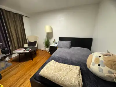 1 big private room available in a 3 bed 1 bath house for a couple or 2 females. Water and wifi is in...