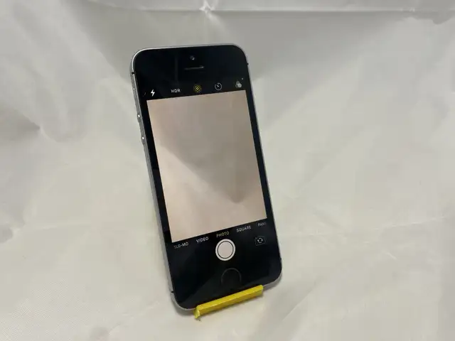 iPhone SE Space Gray (Unlocked) A1723 32GB Use IOS 15.7.9 Batter in Cell Phones in Tricities/Pitt/Maple - Image 6