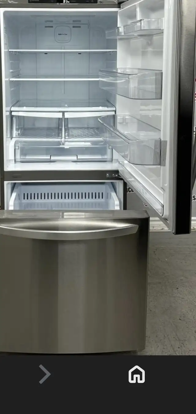 LG stainless steel fridge in Refrigerators in City of Montréal - Image 3